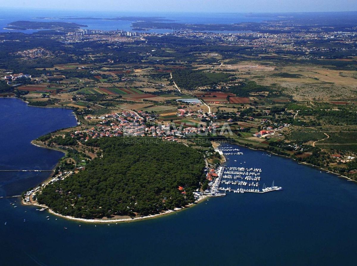 Pomer, grande terreno agricolo con due edifici