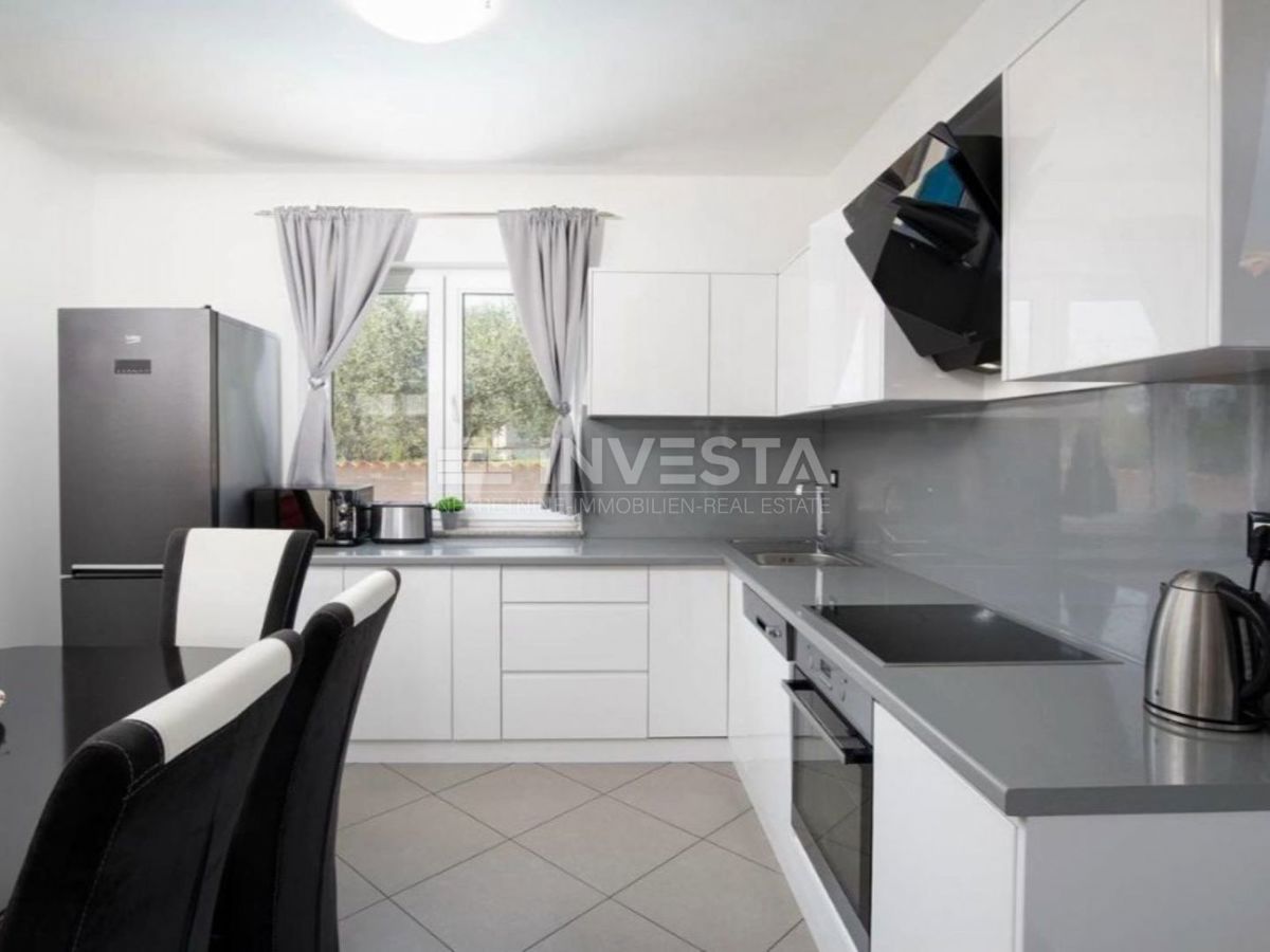 Dintorni di Pola, villa con piscina in una zona tranquilla, a 5 km dalla città