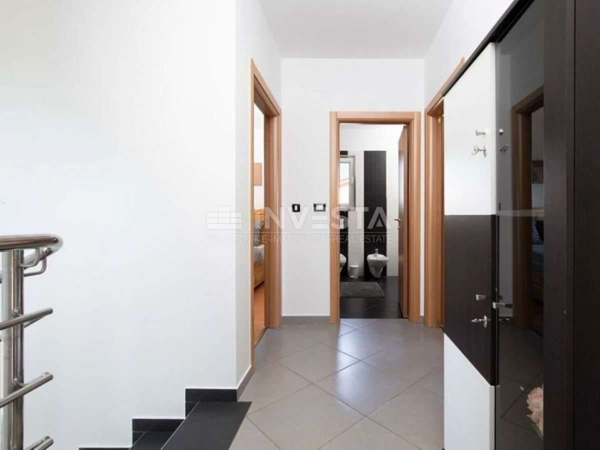 Dintorni di Pola, villa con piscina in una zona tranquilla, a 5 km dalla città