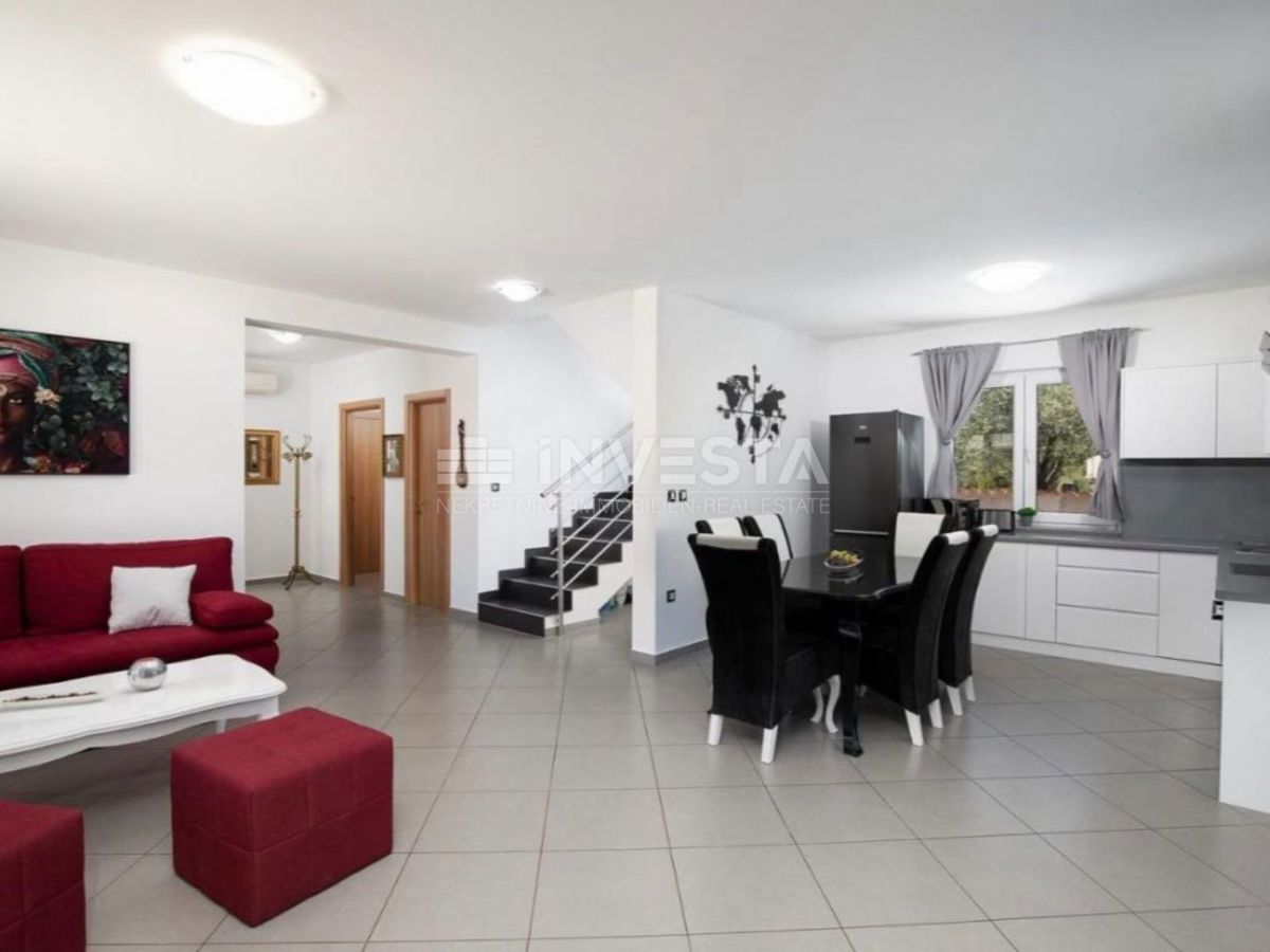 Dintorni di Pola, villa con piscina in una zona tranquilla, a 5 km dalla città