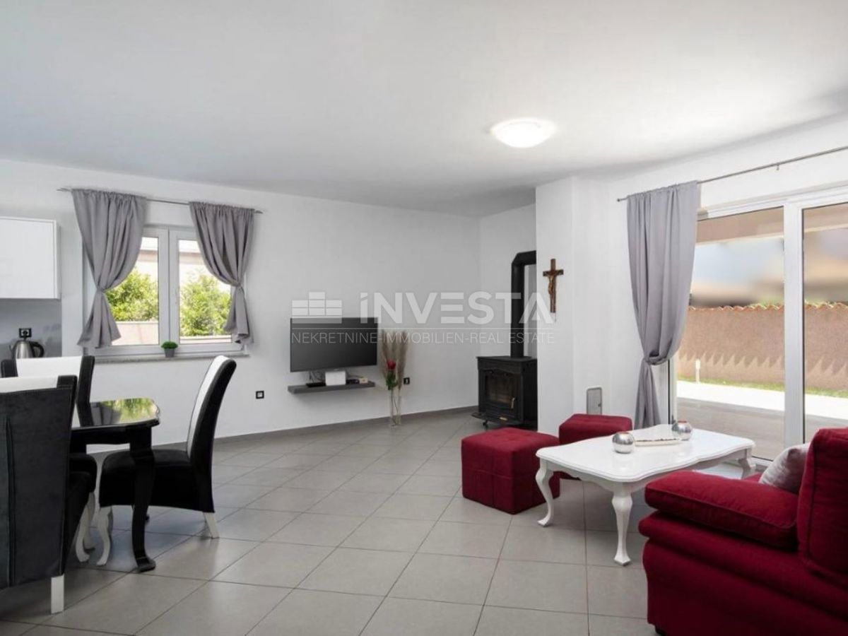 Dintorni di Pola, villa con piscina in una zona tranquilla, a 5 km dalla città