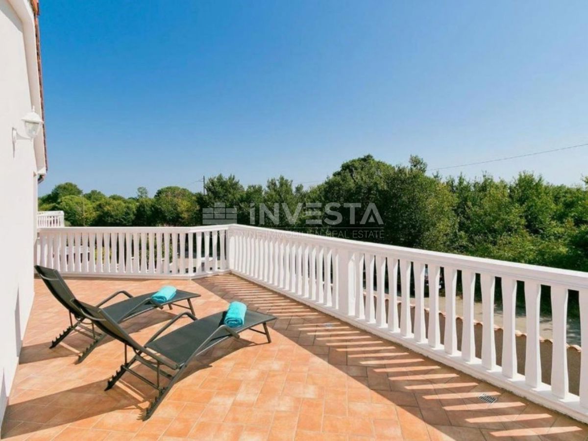 Dintorni di Pola, villa con piscina in una zona tranquilla, a 5 km dalla città