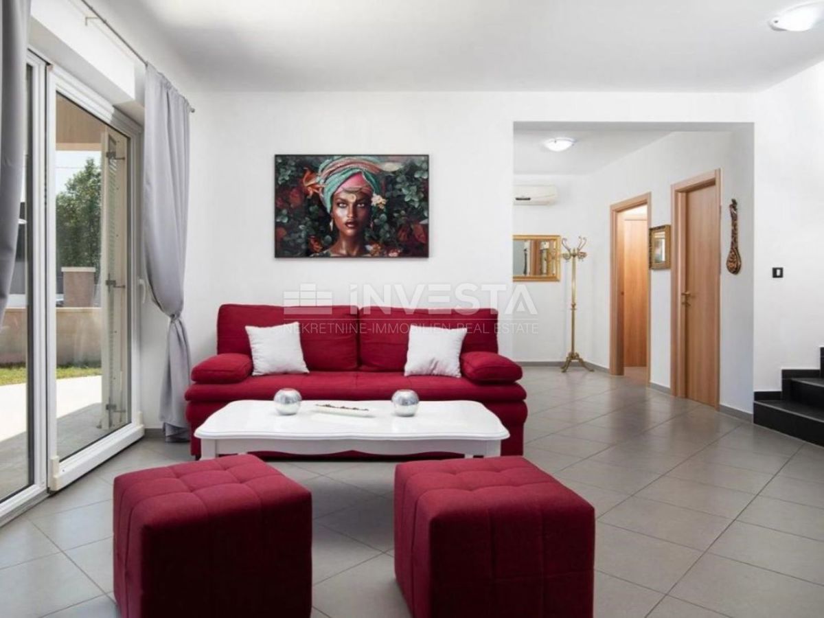 Dintorni di Pola, villa con piscina in una zona tranquilla, a 5 km dalla città