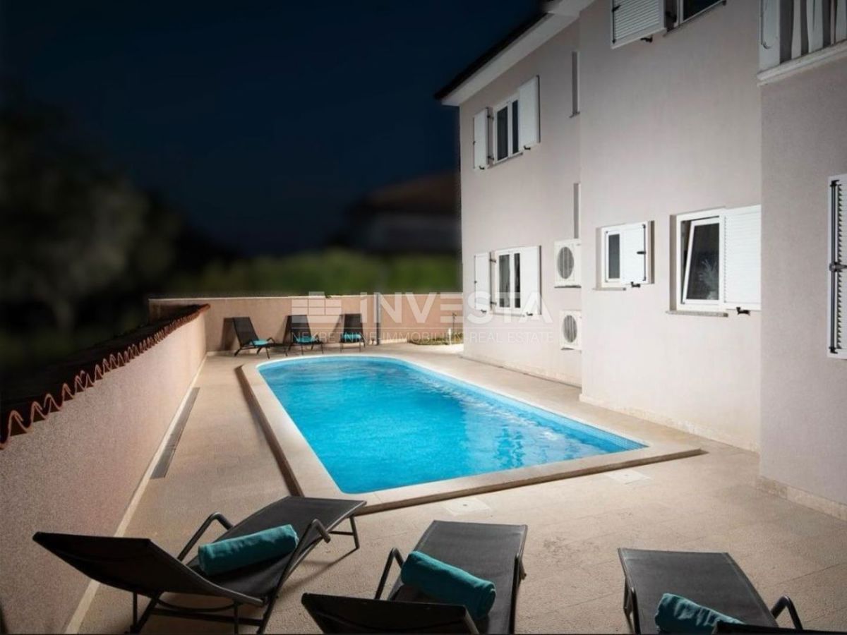 Dintorni di Pola, villa con piscina in una zona tranquilla, a 5 km dalla città