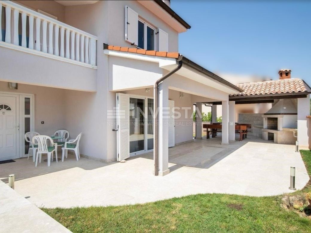 Dintorni di Pola, villa con piscina in una zona tranquilla, a 5 km dalla città