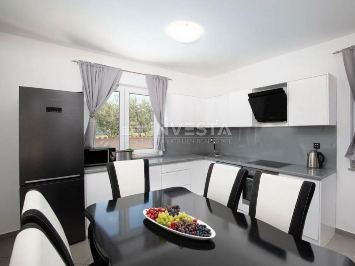 Dintorni di Pola, villa con piscina in una zona tranquilla, a 5 km dalla città