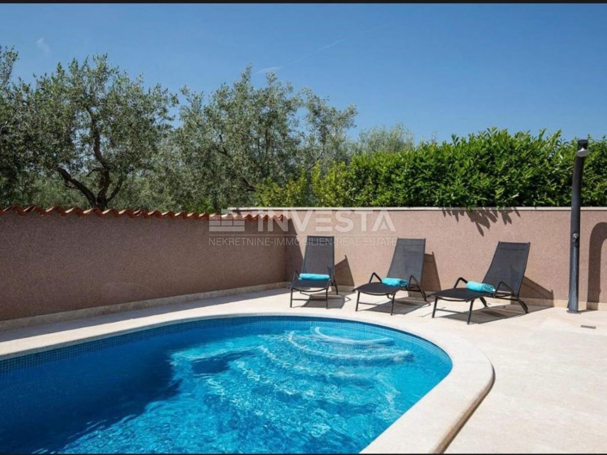 Dintorni di Pola, villa con piscina in una zona tranquilla, a 5 km dalla città