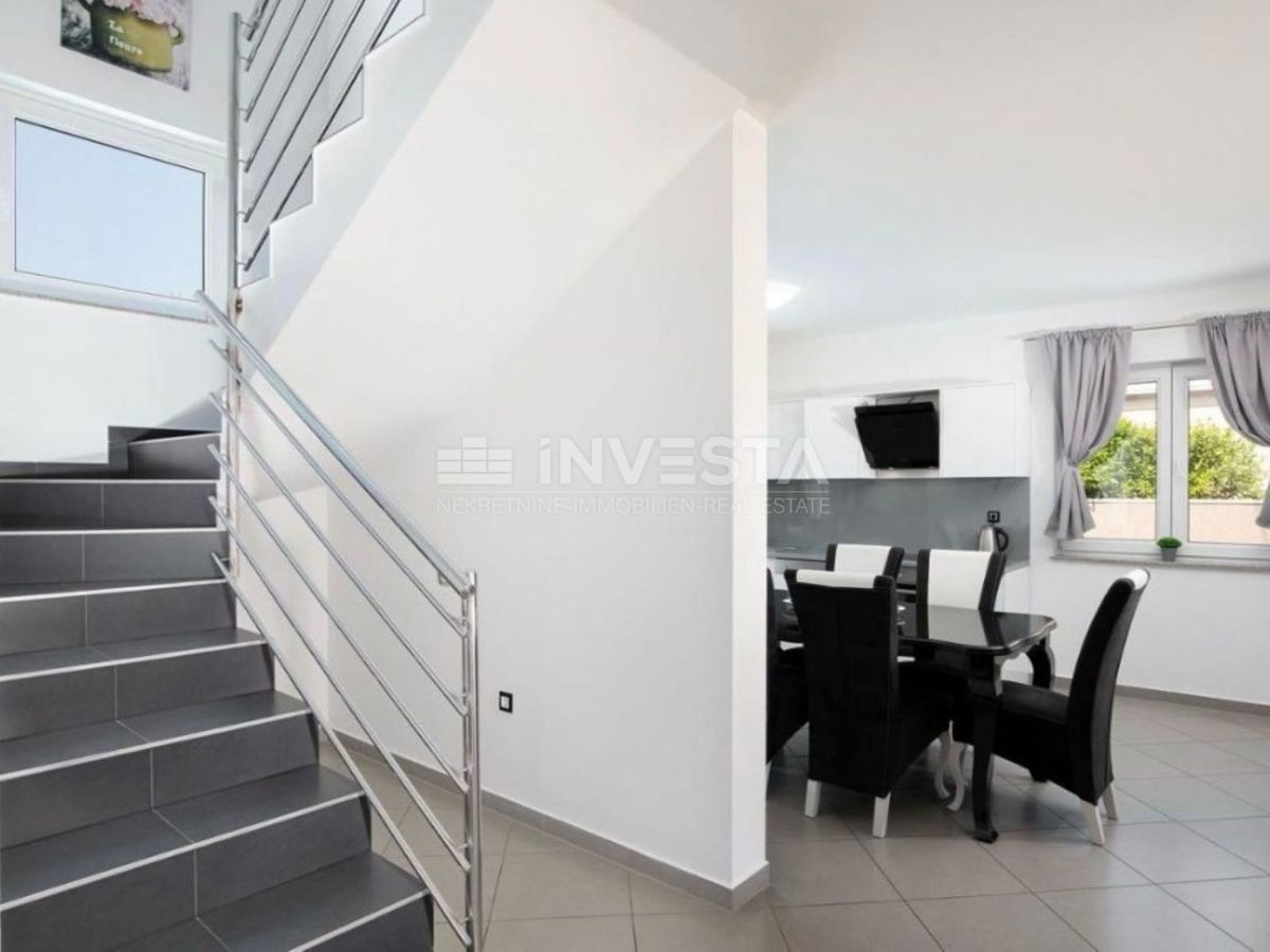 Dintorni di Pola, villa con piscina in una zona tranquilla, a 5 km dalla città