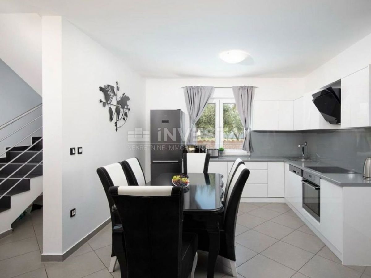 Dintorni di Pola, villa con piscina in una zona tranquilla, a 5 km dalla città