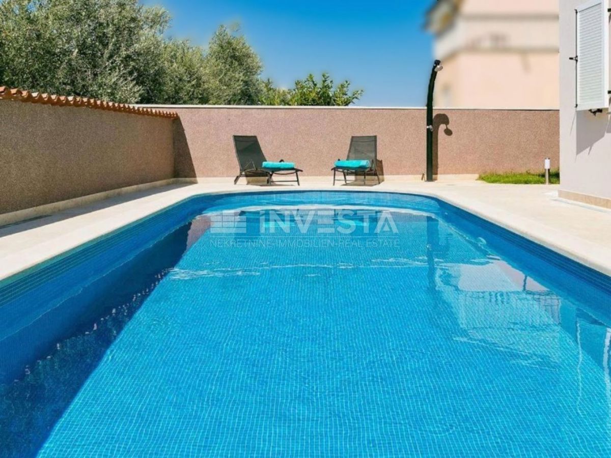 Dintorni di Pola, villa con piscina in una zona tranquilla, a 5 km dalla città