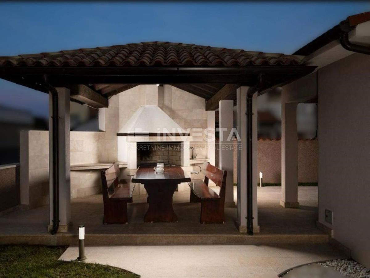 Dintorni di Pola, villa con piscina in una zona tranquilla, a 5 km dalla città