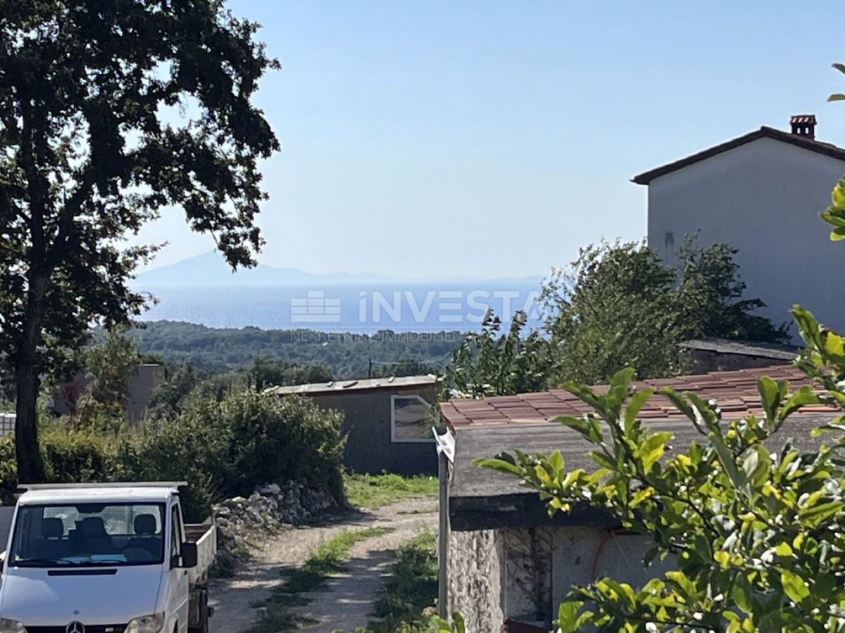 Casa con piscina e vista mare, a 2 km dal mare! 