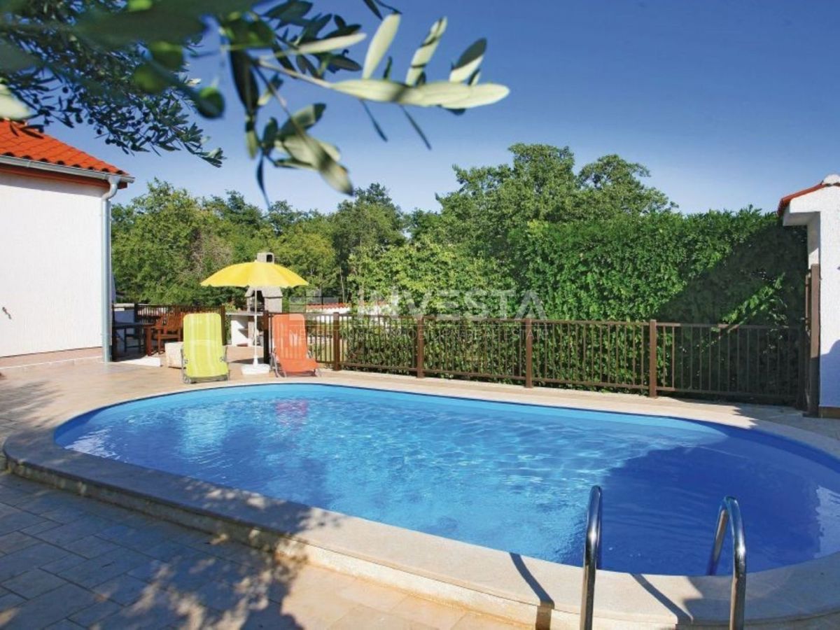 Casa con piscina e vista mare, a 2 km dal mare! 