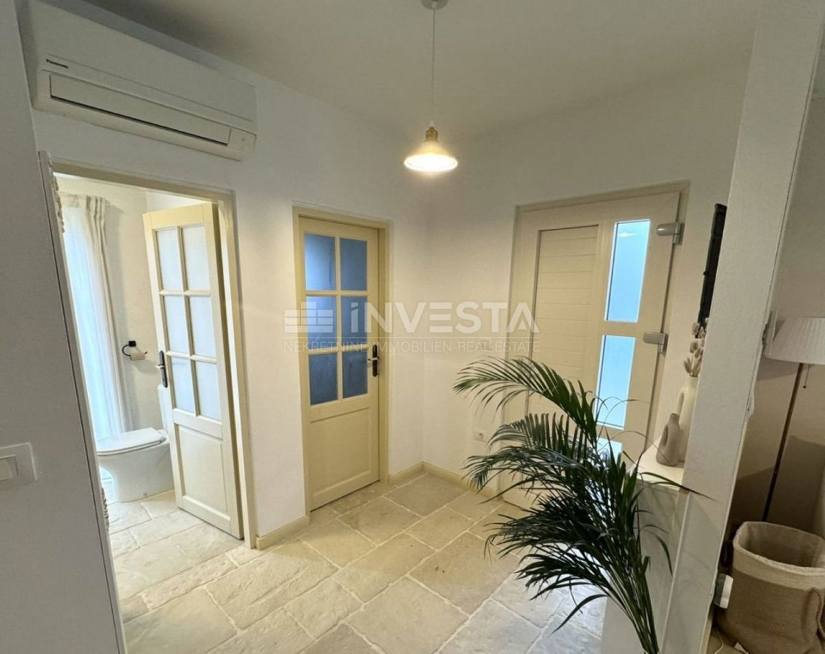 Barban, una nuova casa arredata con piscina