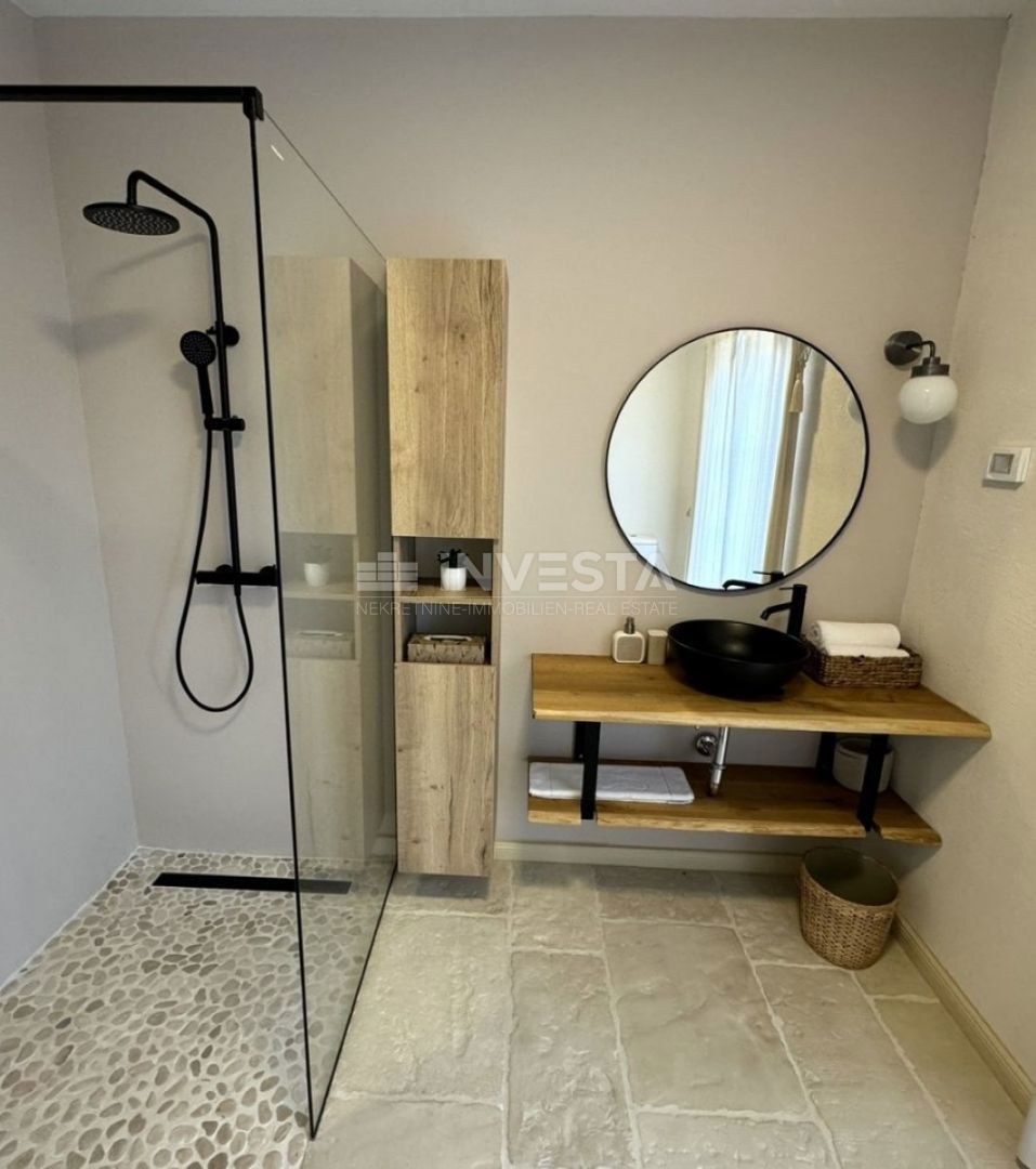 Barban, una nuova casa arredata con piscina