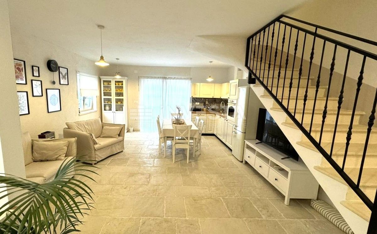 Barban, una nuova casa arredata con piscina