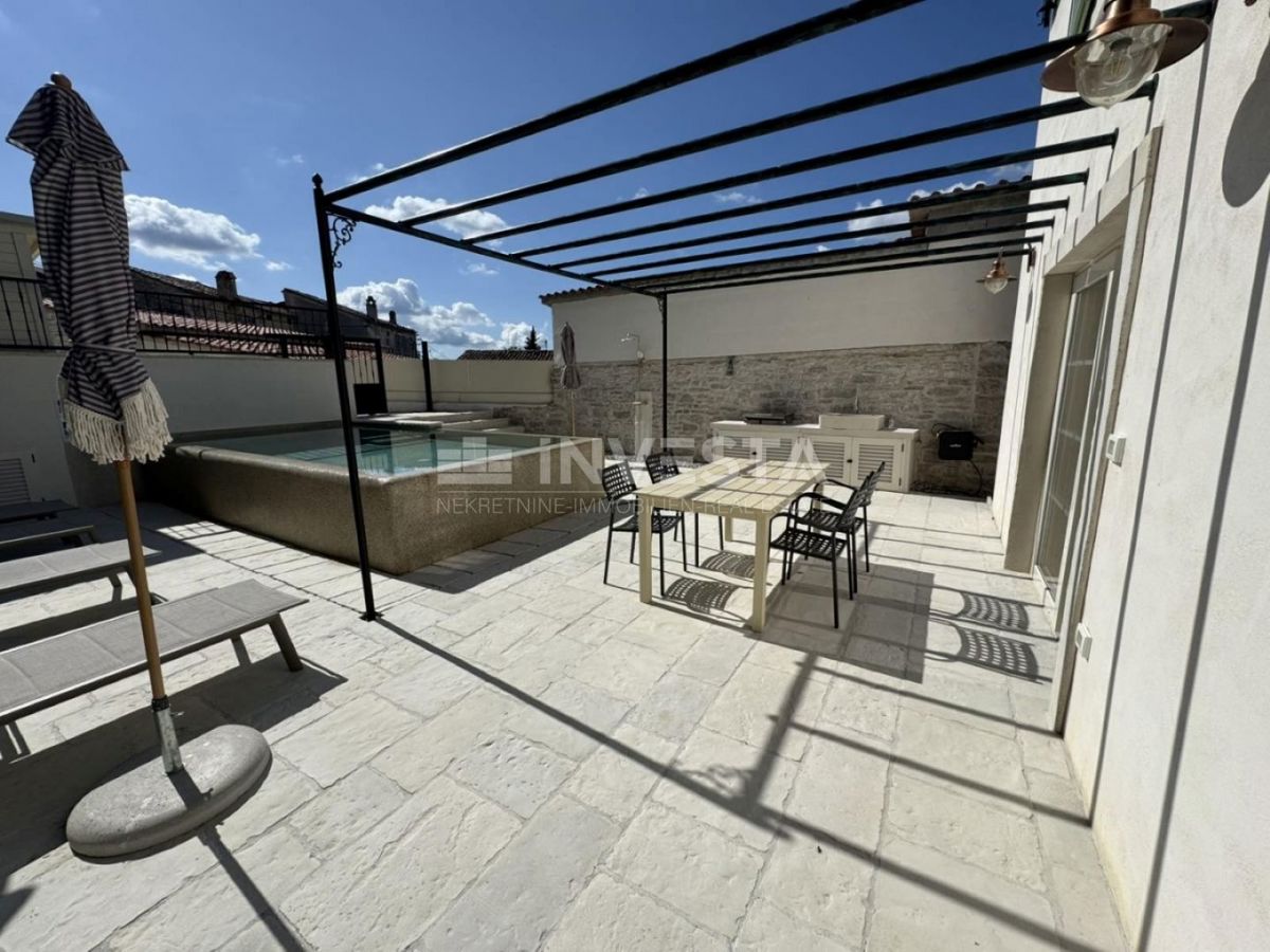 Barban, una nuova casa arredata con piscina