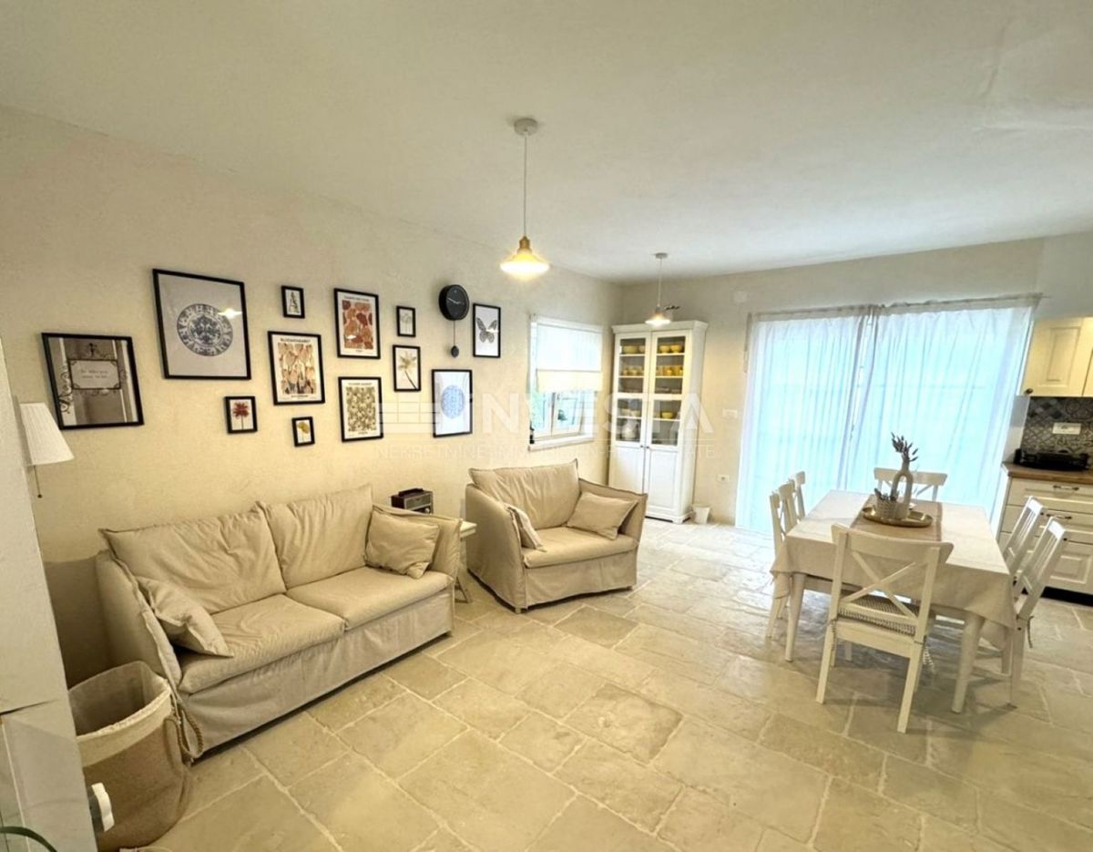 Barban, una nuova casa arredata con piscina