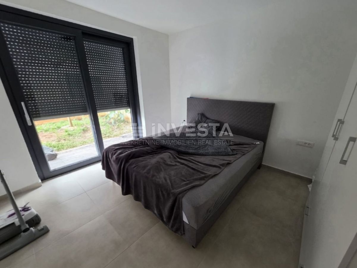 Stignano, appartamento bilocale al piano terra con giardino