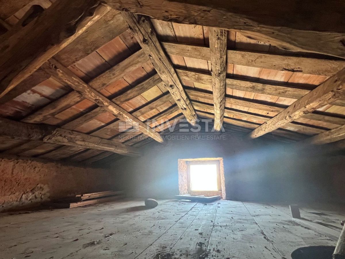 Casa in pietra da ristrutturare con grande potenziale