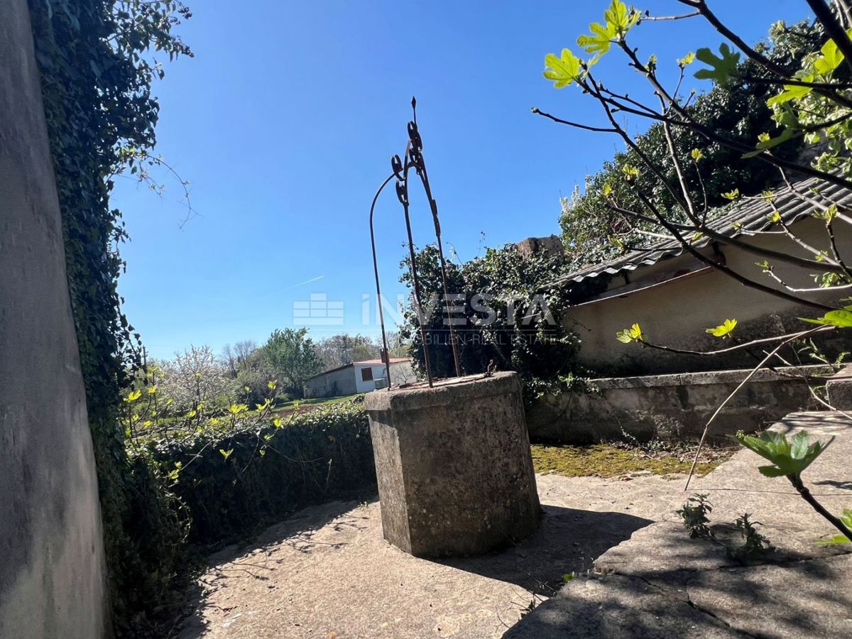 Casa in pietra da ristrutturare con grande potenziale