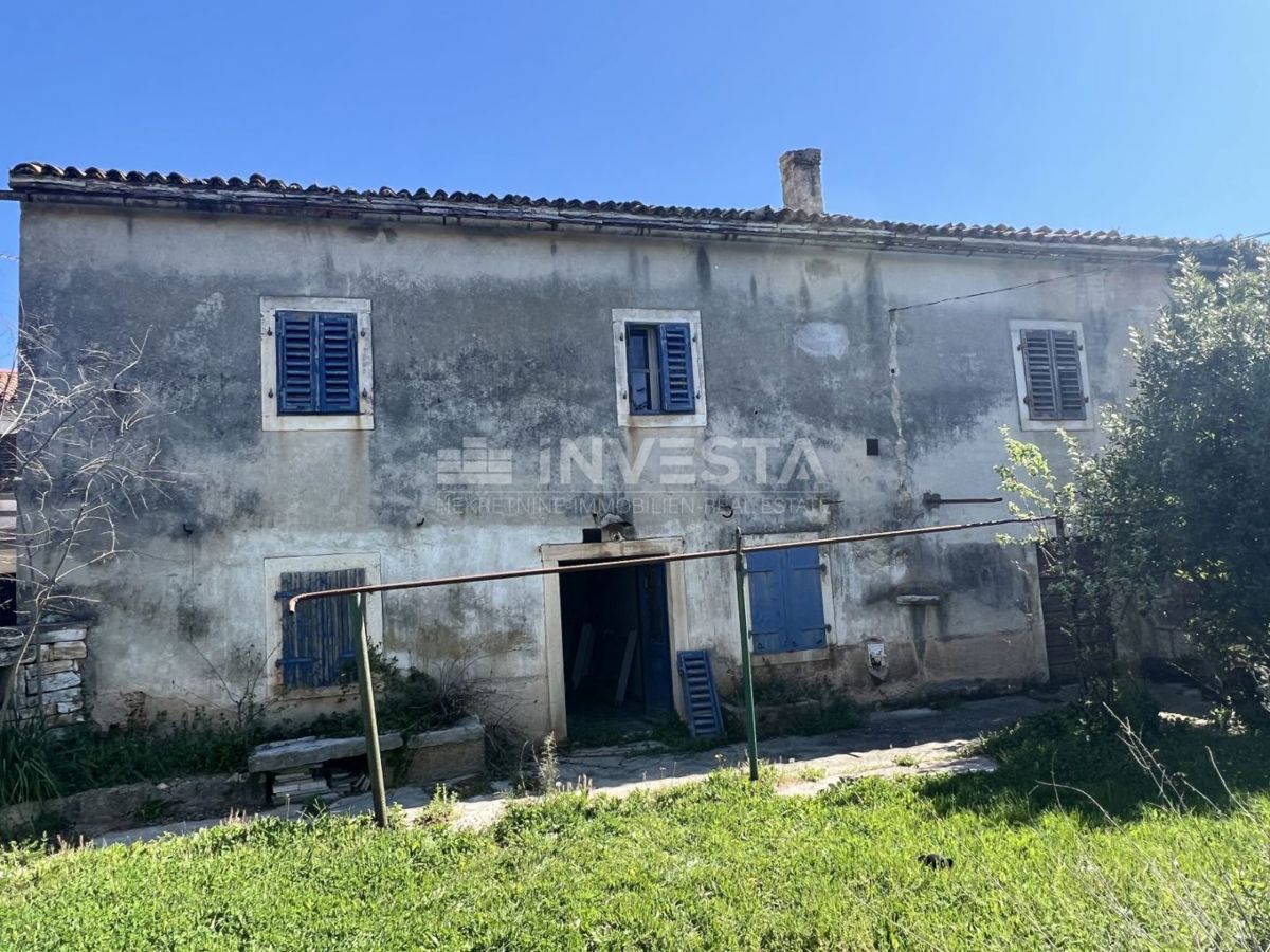 Casa in pietra da ristrutturare con grande potenziale