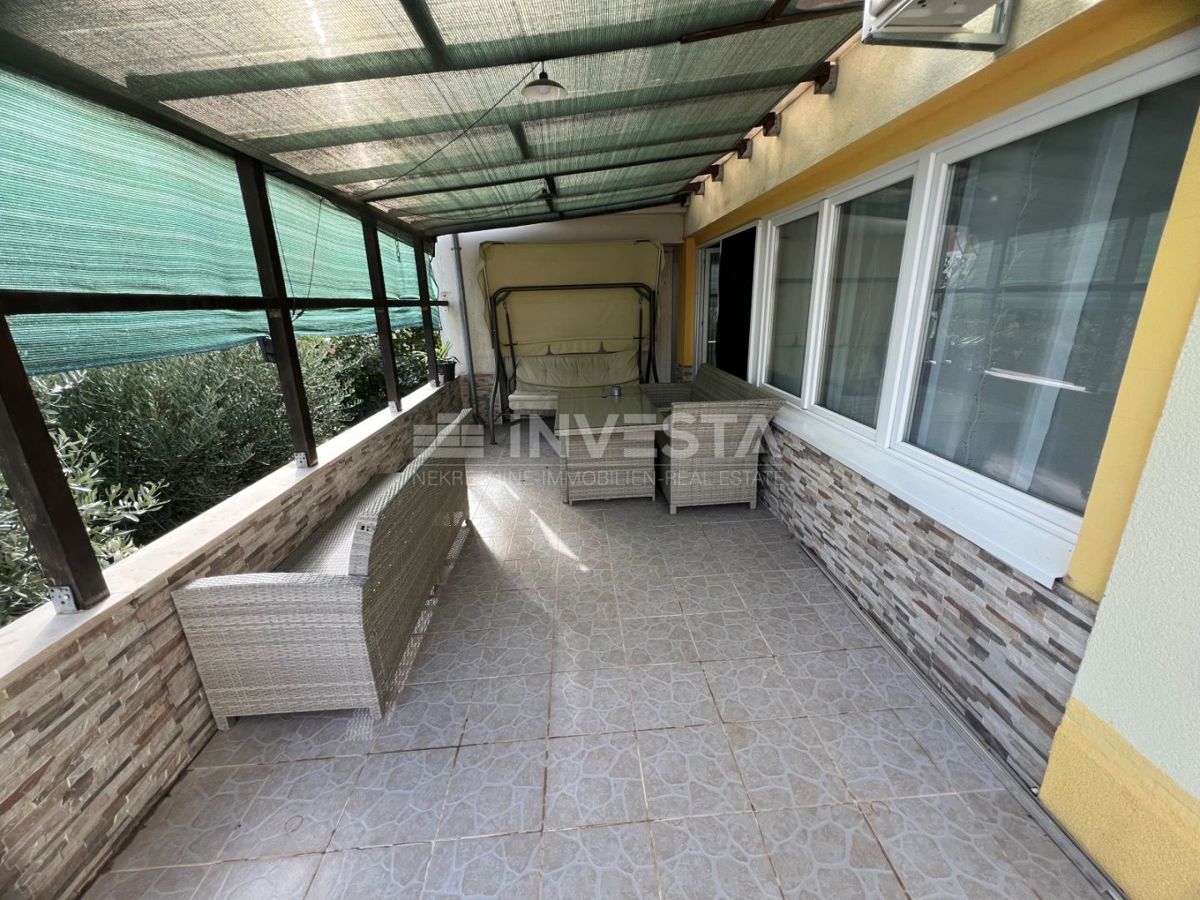 Pula, Gregovica appartamento 95m², piano terra, terrazza coperta