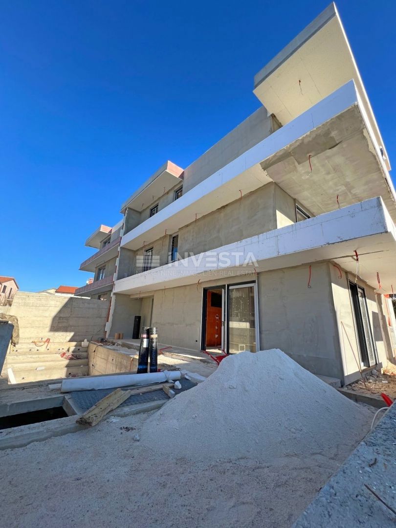 Medolino, appartamento su due piani con piscina, 200 m2, 4 camere da letto, vicino al mare