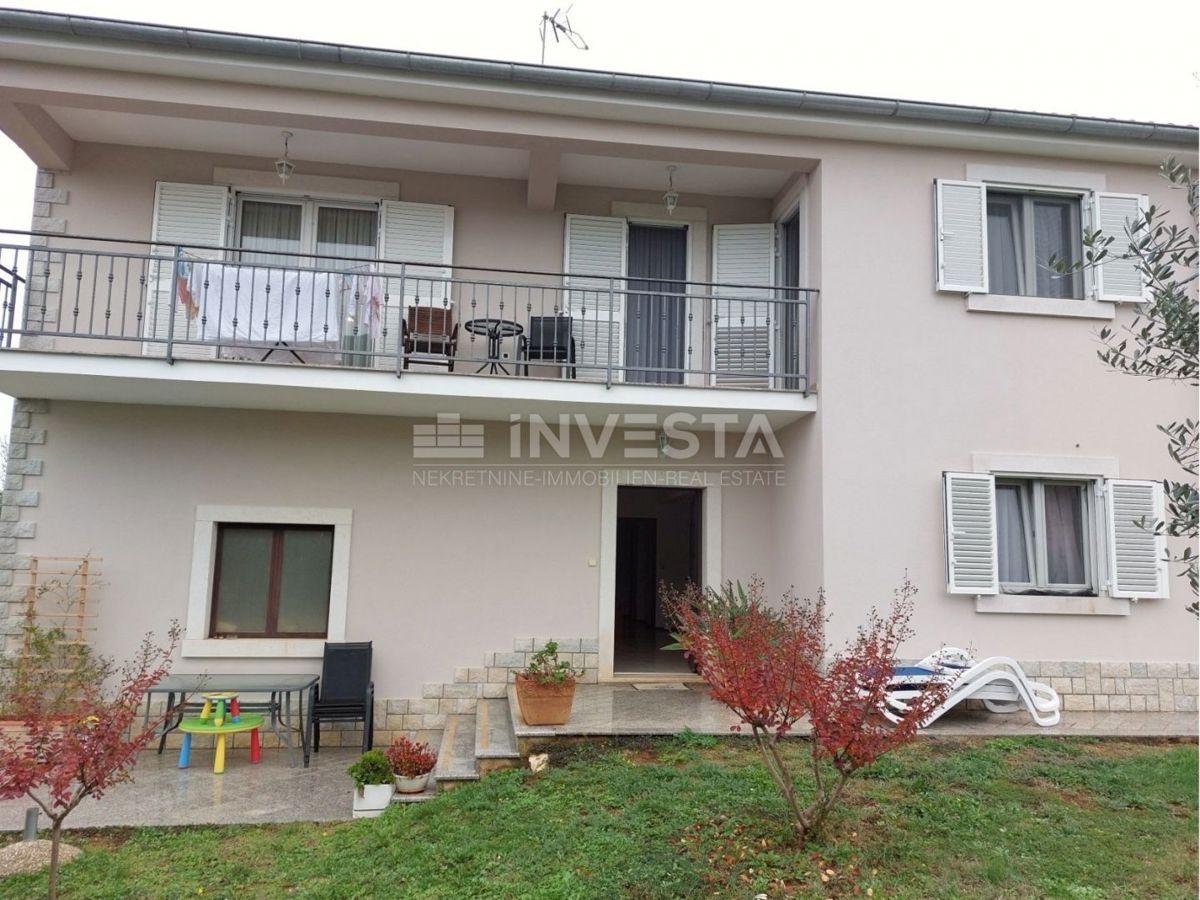 Dintorni di Svetog Lovreč, casa bifamiliare con 2 unità abitative, 270 m2