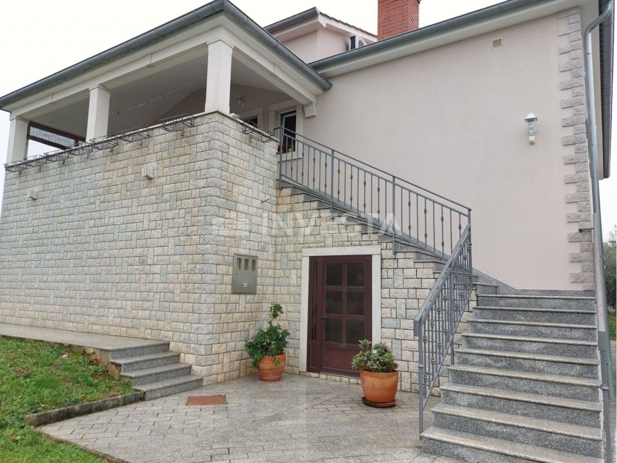 Dintorni di Svetog Lovreč, casa bifamiliare con 2 unità abitative, 270 m2