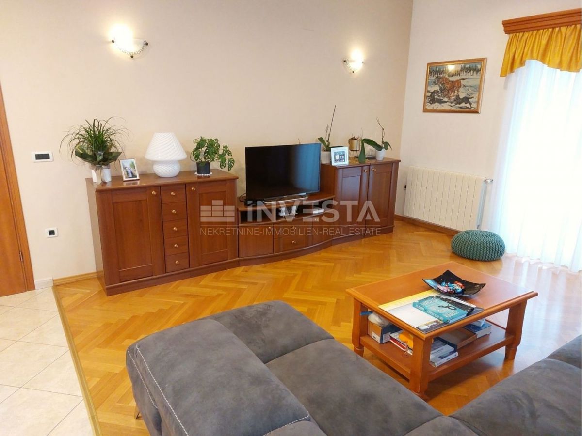 Dintorni di Svetog Lovreč, casa bifamiliare con 2 unità abitative, 270 m2