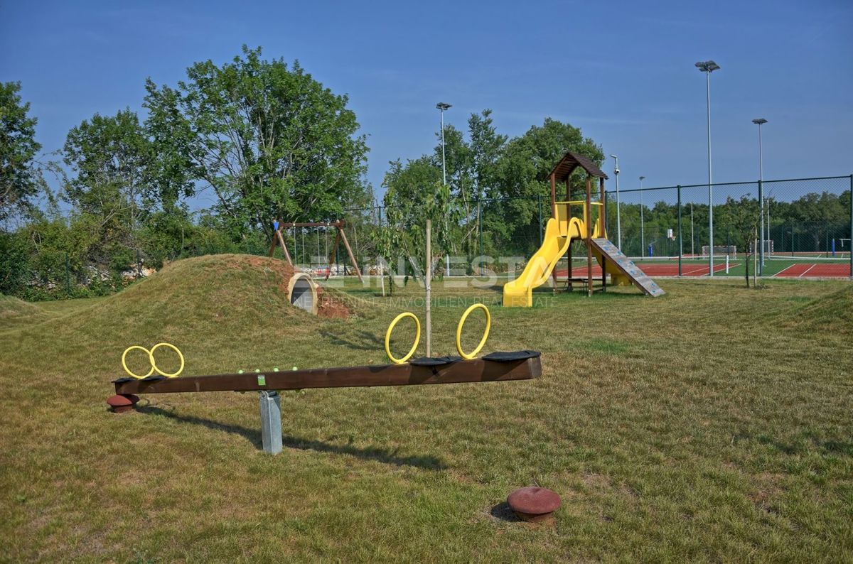 Bellissima villa di pietra con campi sportivi