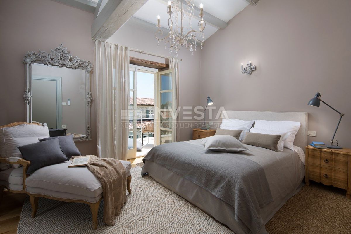 Bellissima villa di pietra con campi sportivi