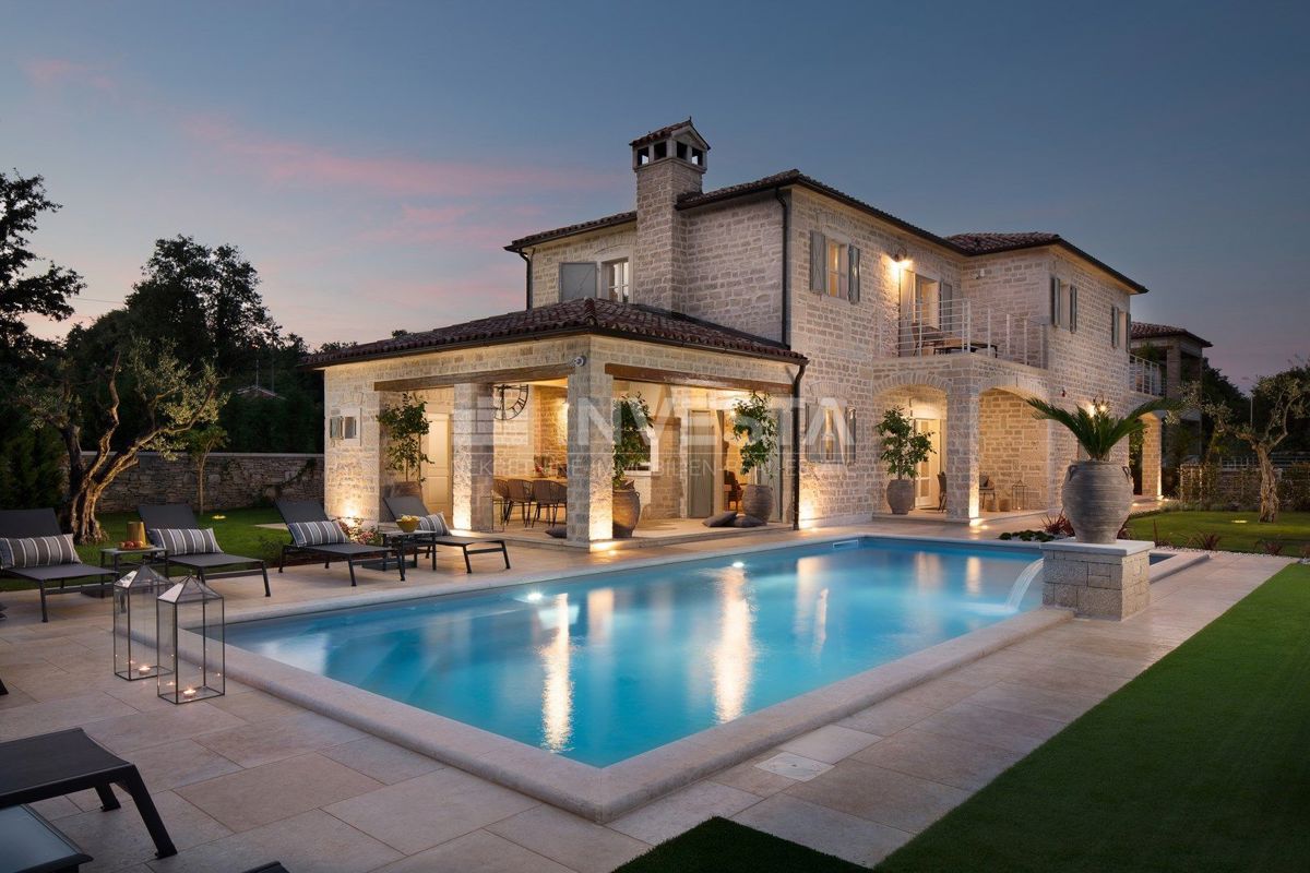 Bellissima villa di pietra con campi sportivi