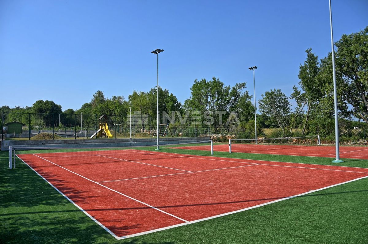 Bellissima villa di pietra con campi sportivi