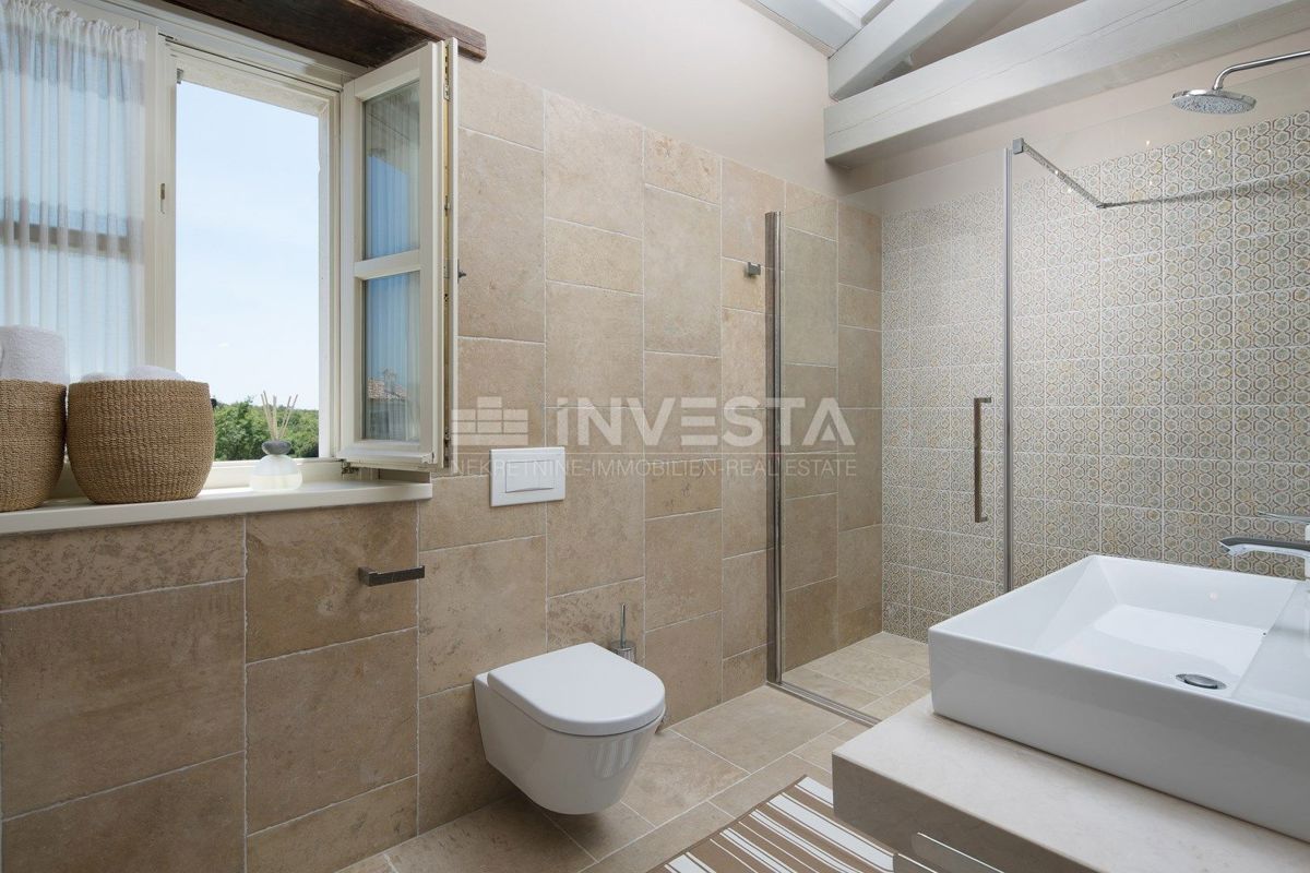 Bellissima villa di pietra con campi sportivi