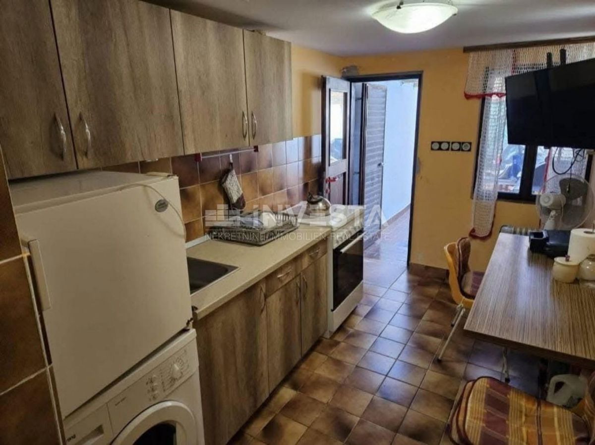 Peroj, casa a schiera abitabile con grande terrazza