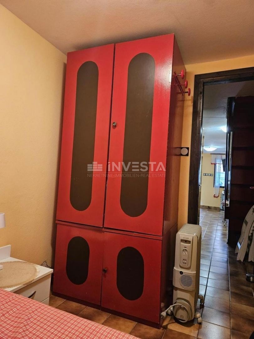 Peroj, casa a schiera abitabile con grande terrazza