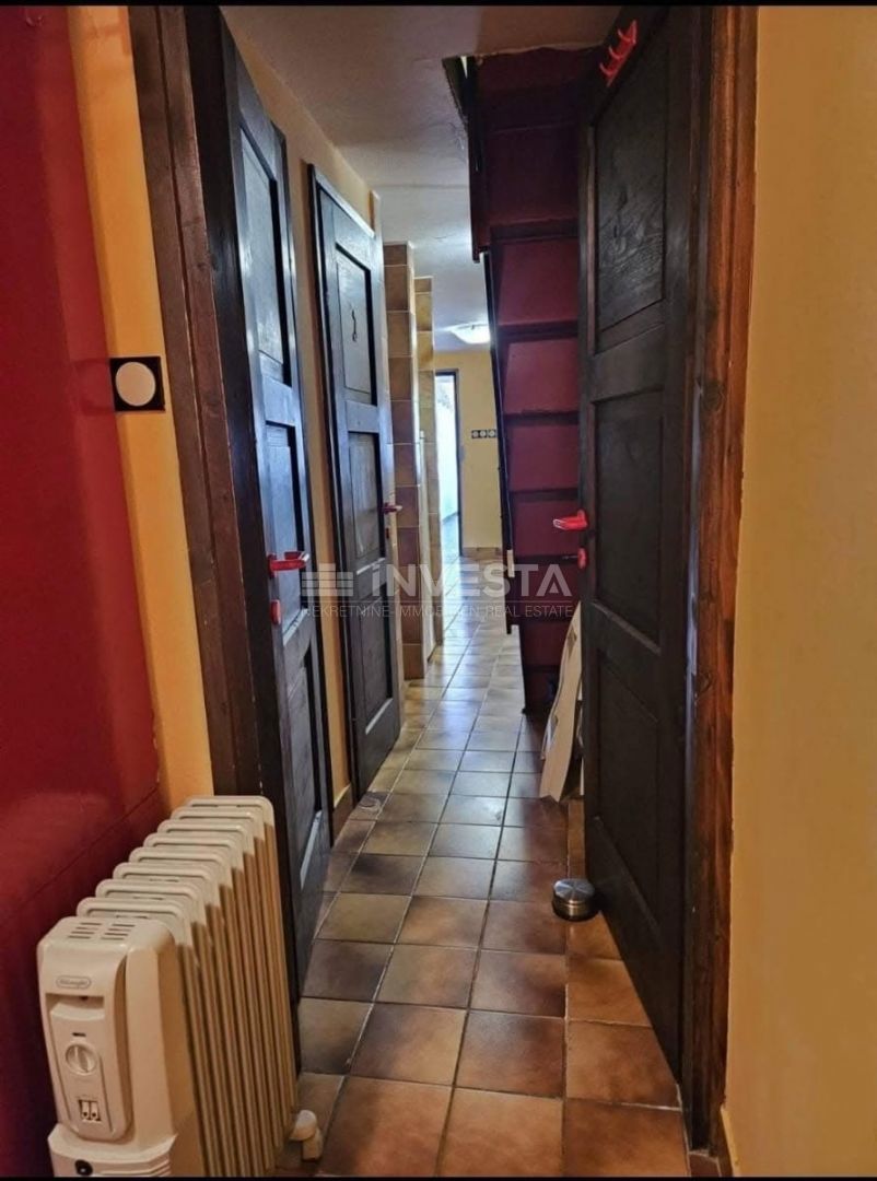 Peroj, casa a schiera abitabile con grande terrazza