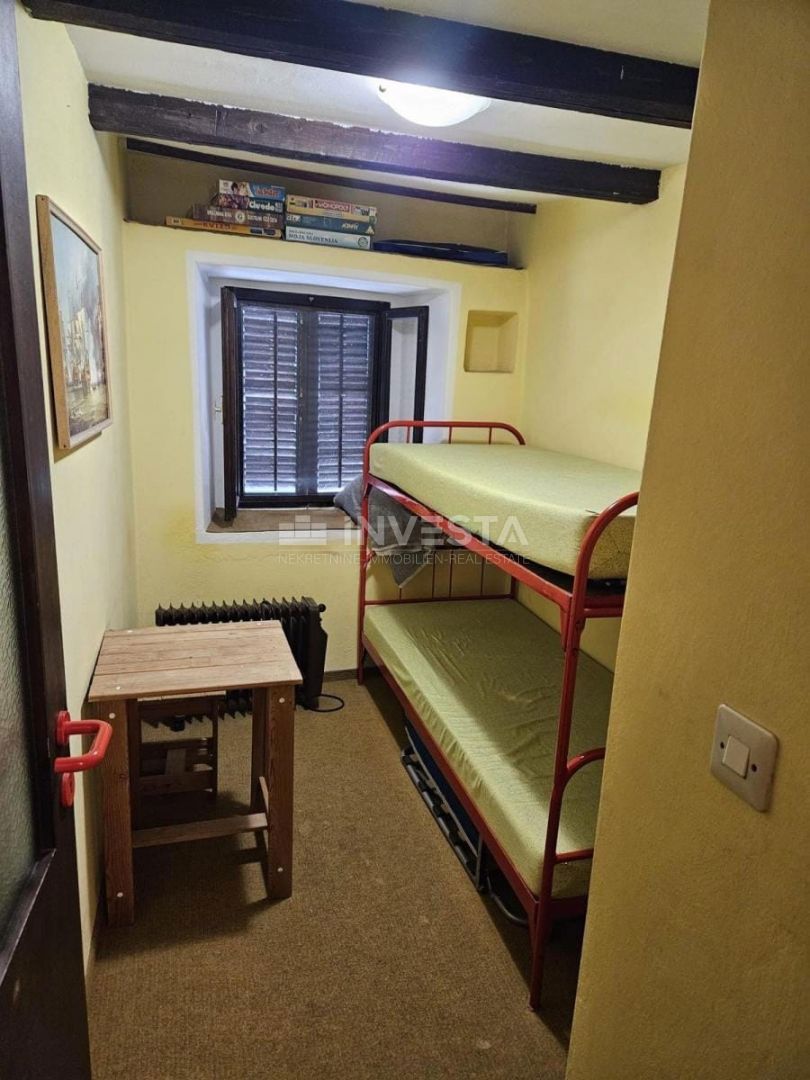 Peroj, casa a schiera abitabile con grande terrazza