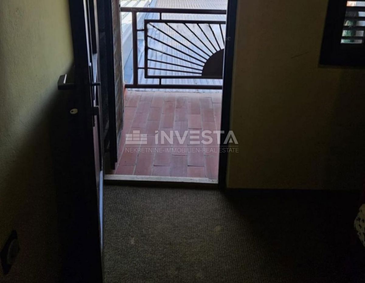 Peroj, casa a schiera abitabile con grande terrazza