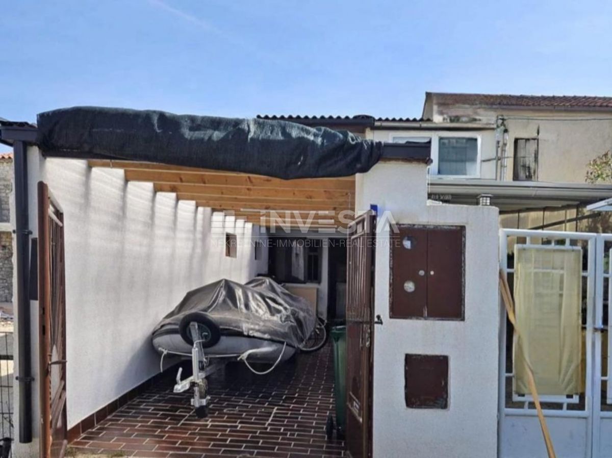 Peroj, casa a schiera abitabile con grande terrazza