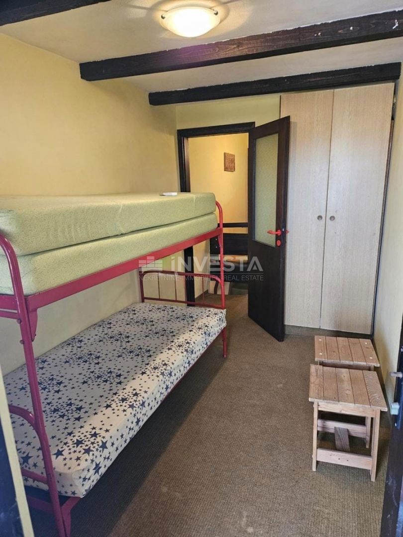 Peroj, casa a schiera abitabile con grande terrazza