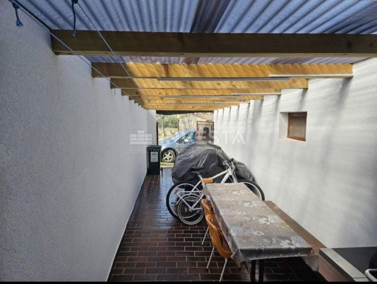 Peroj, casa a schiera abitabile con grande terrazza