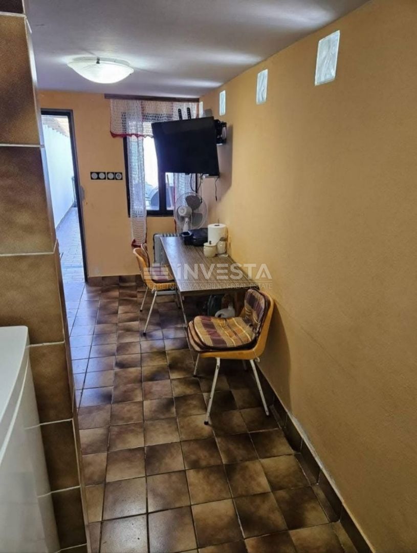 Peroj, casa a schiera abitabile con grande terrazza