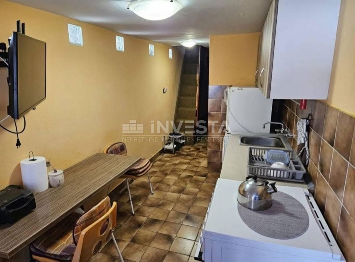 Peroj, casa a schiera abitabile con grande terrazza