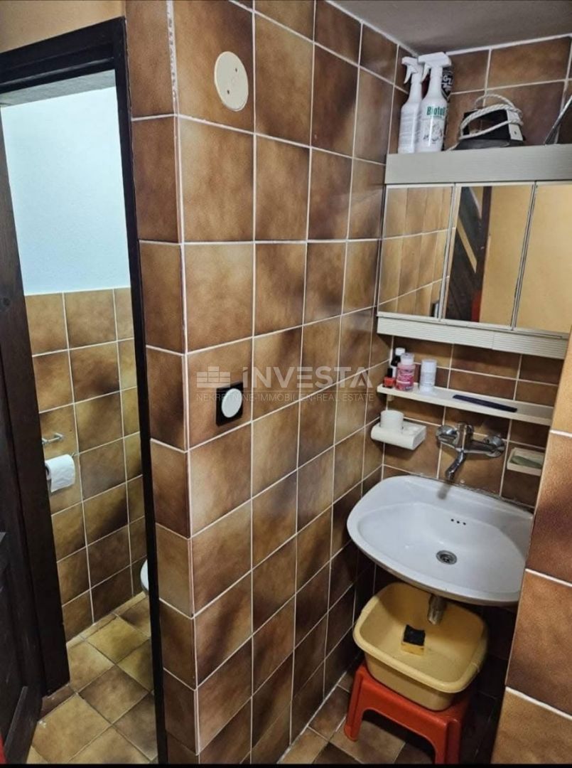 Peroj, casa a schiera abitabile con grande terrazza