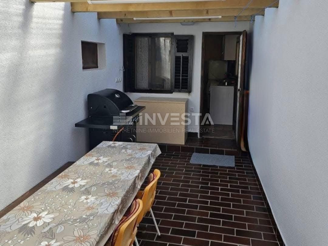 Peroj, casa a schiera abitabile con grande terrazza