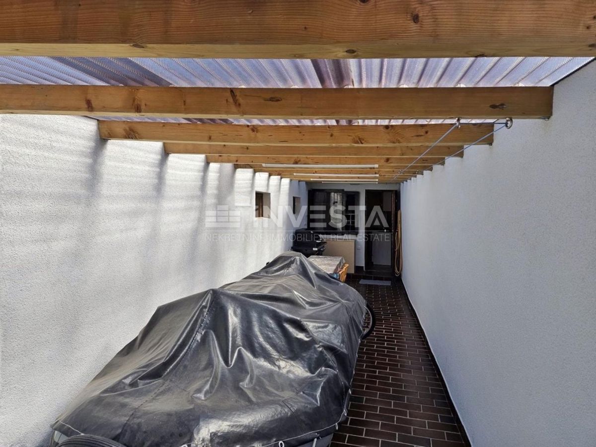 Peroj, casa a schiera abitabile con grande terrazza