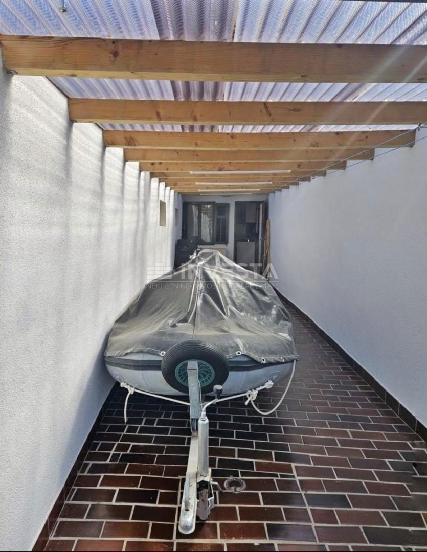 Peroj, casa a schiera abitabile con grande terrazza